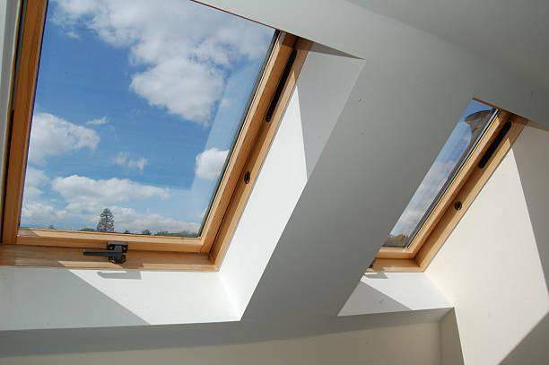 Pose de fenêtre de toit Velux